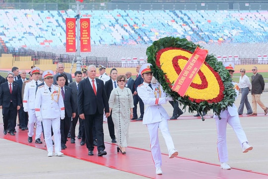 Top Cuban leader pays tribute to President Ho Chi Minh