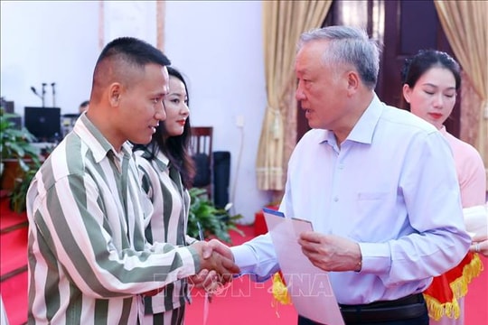 Phó Thủ tướng Thường trực Chính phủ Nguyễn Hòa Bình dự Lễ công bố Quyết định đặc xá tại Trại giam Phú Sơn 4