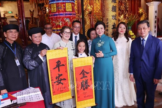 Phu nhân Ngô Phương Ly và Phu nhân Lis Cuesta Peraza tham quan đền Ngọc Sơn