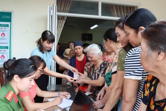 Người dân Hà Nội ấm lòng đón "Tết Độc lập" với quà tặng ý nghĩa