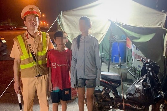 CSGT kịp thời giúp đỡ hai chị em nhỏ đi lạc từ Thanh Hóa ra Hà Nội xem diễu binh