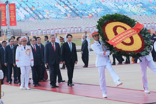 Party, State leaders pay tribute to President Ho Chi Minh