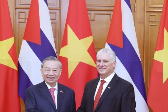 Top leaders of Vietnam and Cuba hold talks in Hanoi
