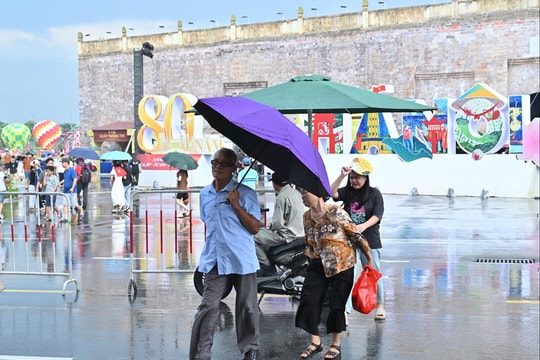 Đông đảo bạn trẻ tham quan, chụp ảnh tại Triển lãm “Lịch sử và Sứ mệnh Quốc hội Việt Nam”