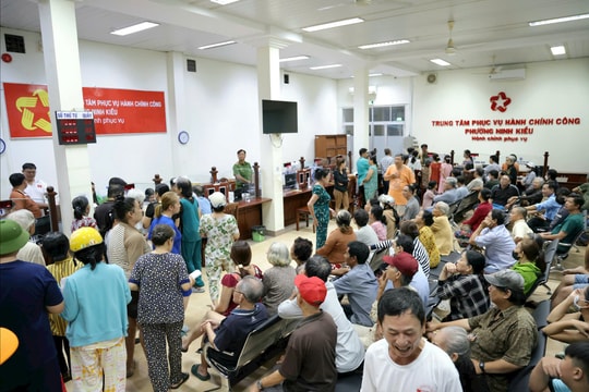 Cần Thơ: Làm việc xuyên lễ, xuyên đêm đưa quà tặng Tết Độc lập đến người dân