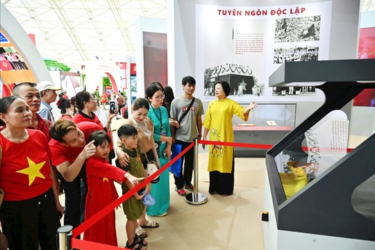 Triển lãm "Lịch sử và Sứ mệnh Quốc hội Việt Nam” thu hút đông đảo khách tham quan