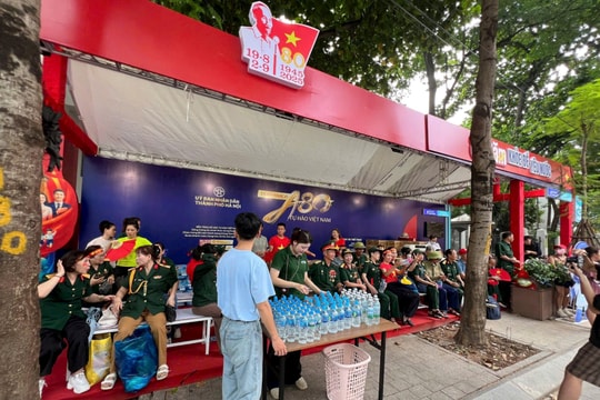 Hà Nội dựng 15 trạm khách "A80 Tự hào Việt Nam" phục vụ người dân xem diễu binh