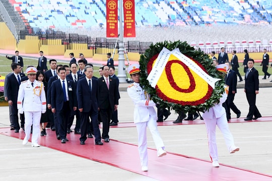 Ủy viên trưởng Nhân đại toàn quốc Trung Quốc Triệu Lạc Tế viếng Chủ tịch Hồ Chí Minh