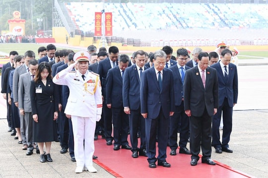 Ủy viên trưởng Nhân đại toàn quốc Trung Quốc Triệu Lạc Tế viếng Chủ tịch Hồ Chí Minh