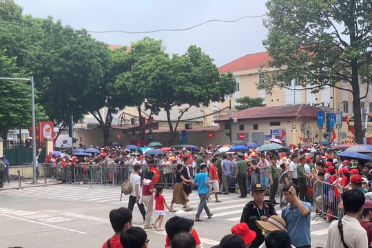 'Biển người' trên các tuyến phố đón chờ lễ diễu binh, diễu hành A80