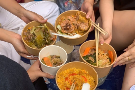 Xem thực đơn “bữa ăn lịch sử” của người dân trong lúc chờ xem diễu binh A80