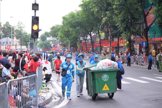 Công nhân vệ sinh môi trường Hà Nội hoạt động hết công suất, bảo đảm đường phố sạch đẹp chào đón Đại lễ A80