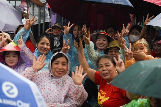 Người dân “đội mưa” chờ xem diễu binh