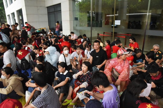 Trụ sở cơ quan của Quốc hội mở cửa đón người dân vào trú mưa