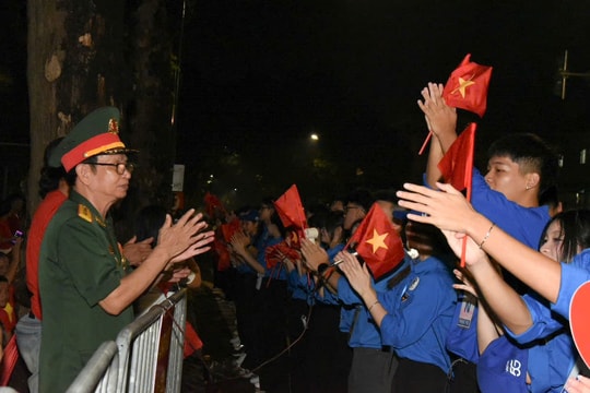 2 cựu chiến binh làm "quản ca" bắt nhịp cho người dân hát vang trong lúc chờ xem diễu binh