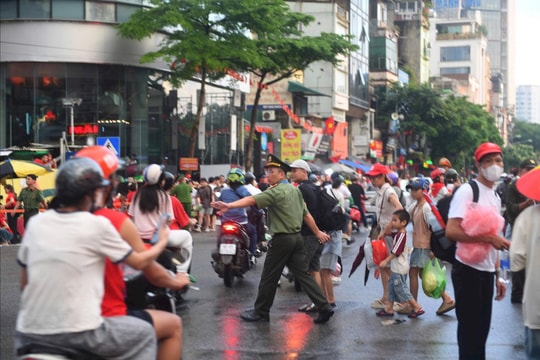 Hòa vào dòng người, thấu hiểu vất vả của Công an Hà Nội trong những ngày bảo đảm ANTT Đại lễ A80