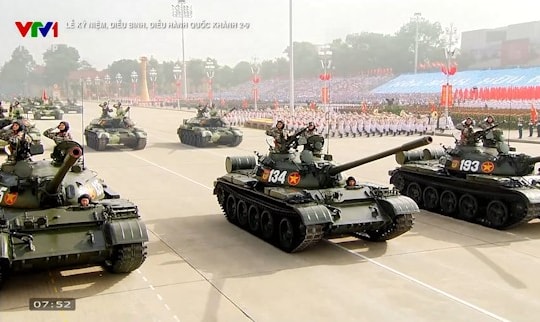 Hoành tráng khối xe pháo, vũ khí, khí tài quy mô lớn tham gia diễu binh