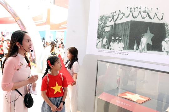 Khắc họa sống động lịch sử Quốc hội, Triển lãm "Lịch sử và Sứ mệnh Quốc hội Việt Nam” thu hút đông đảo người dân quan tham, tìm hiểu