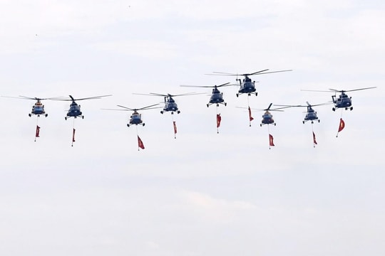 Mãn nhãn với màn trình diễn của các biên đội máy bay mở đầu chương trình diễu binh A80
