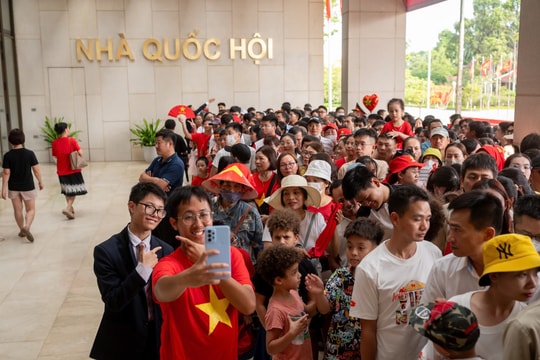 Người dân hào hứng khi được “Check-in” tại Nhà Quốc hội