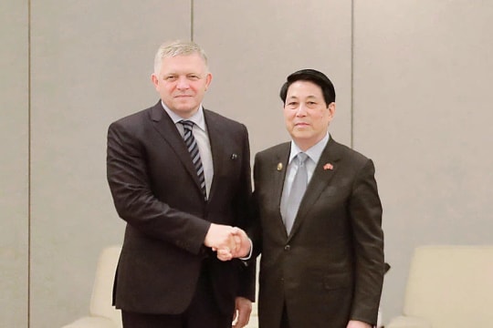 Vietnamese State President Luong Cuong receives Slovak PM Robert Fico in Beijing
