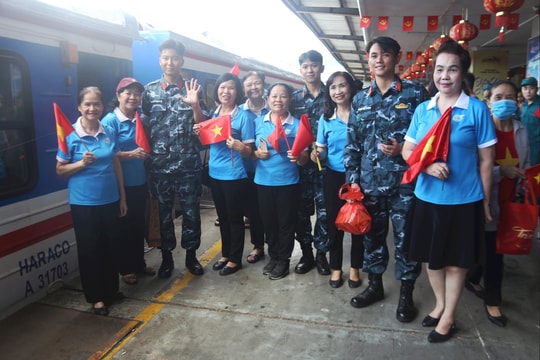 Ga Hà Nội ngập tràn cảm xúc ngày tiễn các chiến sĩ làm nhiệm vụ A80