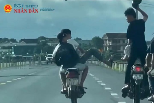 Nhóm thanh niên “làm xiếc” bằng gậy trên quốc lộ 1 , lĩnh phạt hơn 23 triệu đồng