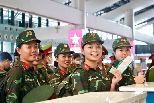 Hành trình đặc biệt: Chuyến bay Vietnam Airlines đưa hơn 360 chiến sĩ hoàn thành nhiệm vụ A80 về TP Hồ Chí Minh