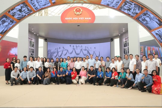 Đảng bộ Các cơ quan tham mưu, giúp việc của Đảng ủy Quốc hội tham quan Triển lãm “Lịch sử và Sứ mệnh Quốc hội Việt Nam”