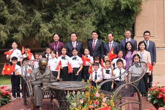 Chủ tịch nước Lương Cường gặp gỡ cộng đồng người Việt Nam tại Trung Quốc