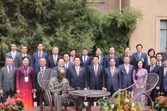 State President meets Vietnamese community in China