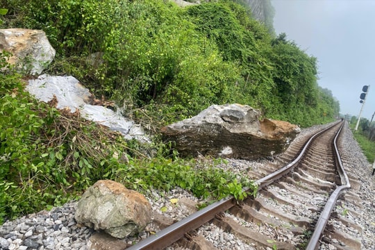 Sạt lở đá đoạn qua Quảng Trị khiến đường sắt Bắc - Nam ách tắc