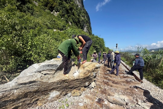Thông tuyến đường sắt Bắc - Nam sau sự cố sạt lở đá ở Quảng Trị