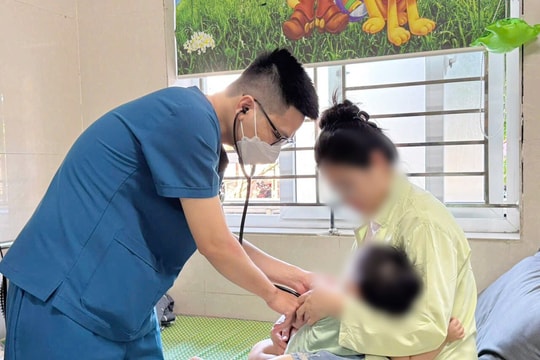 Uống nhầm thuốc nhỏ mũi, bé trai 8 tháng tuổi phải cấp cứu khẩn cấp