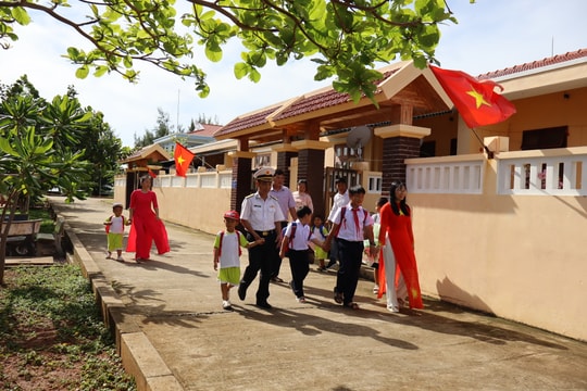 Rộn ràng tiếng trống khai giảng năm học mới ở quần đảo Trường Sa