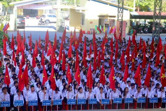 Gần 390.000 cán bộ, giáo viên, học sinh Hà Tĩnh nô nức chào mừng năm học mới