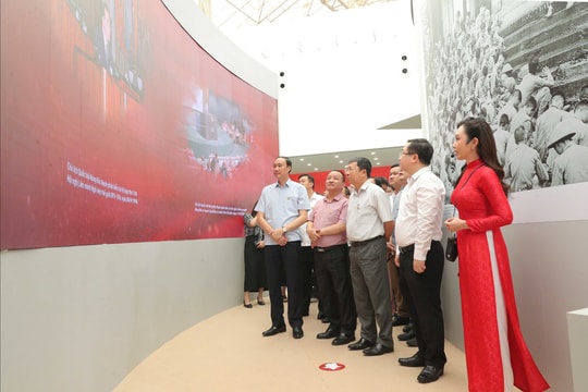 Sinh hoạt chuyên đề tại Triển lãm "Lịch sử và Sứ mệnh Quốc hội Việt Nam"