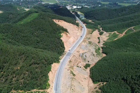 Nghệ An: Quốc lộ 7C bị sạt lở, tiềm ẩn mất an toàn giao thông