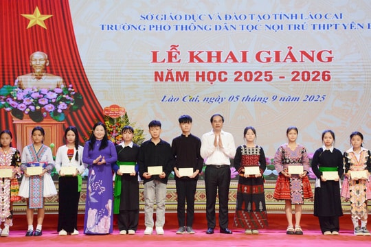 Bí thư Tỉnh uỷ Lào Cai Trịnh Xuân Trường dự Lễ khai giảng năm học mới tại trường Phổ thông Dân tộc nội trú THPT Yên Bái