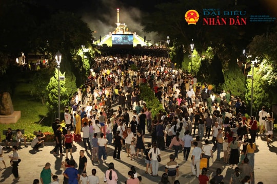 Hơn 6.000 người đến di tích Thành cổ Quảng Trị xem phim "Mưa Đỏ"