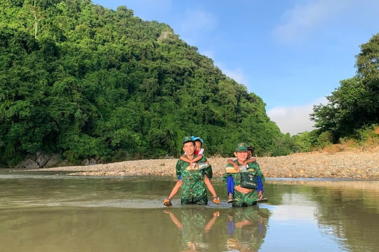 Bộ đội Biên phòng cõng học sinh vượt suối đón khai giảng năm học mới