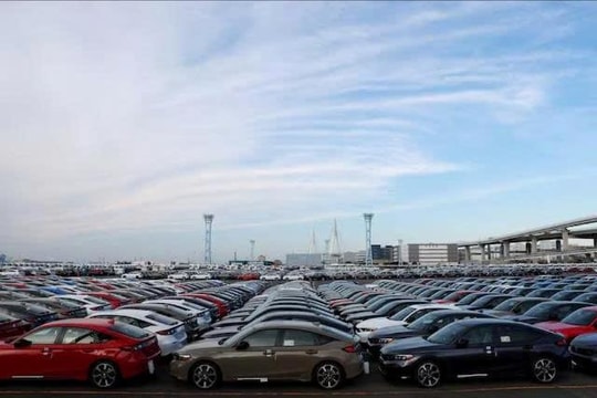 Tổng thống Donald Trump ký sắc lệnh giảm thuế ô tô Nhật Bản xuống 15%