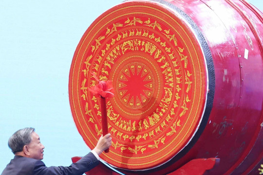 Party chief directs tasks to achieve modern education