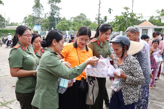 Công an An Giang thực hiện nhiều hoạt động ý nghĩa trên quê hương Chủ tịch Tôn Đức Thắng
