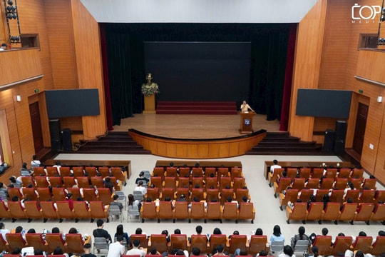 CSGT Hà Nội tuyên truyền pháp luật an toàn giao thông cho sinh viên Học viện Ngân hàng