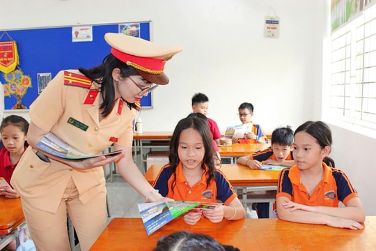 Hàng nghìn học sinh Thủ đô được lực lượng CSGT trang bị kỹ năng an toàn ngay từ đầu năm học