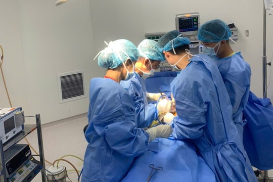 Bệnh viện E mổ sỏi mật thành công trên người bệnh có trái tim bên phải