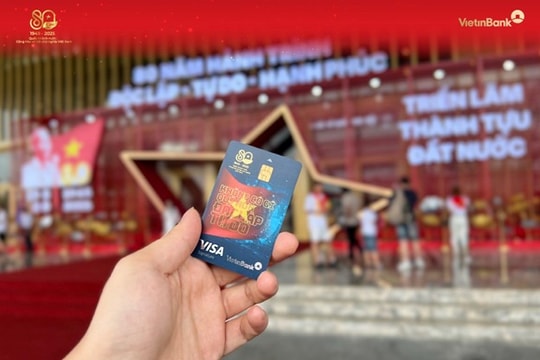 Nhận quà khi check-in gian hàng VietinBank tại Triển lãm thành tựu đất nước