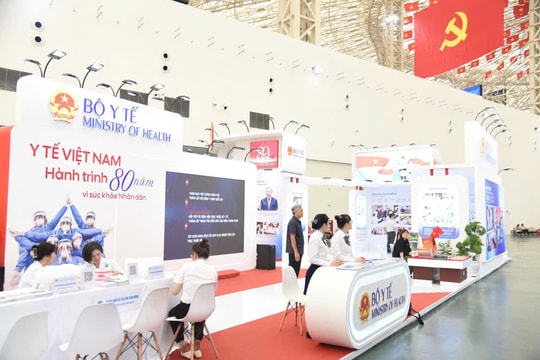 Người dân thăm quan triển lãm “Y tế Việt Nam - Hành trình 80 năm vì sức khỏe Nhân dân” được bác sĩ khám sức khỏe