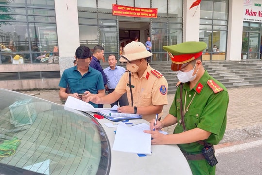 CSGT Hà Nội Xử lý loạt xe dừng đỗ sai quy định trên đường Nguyễn Trạc